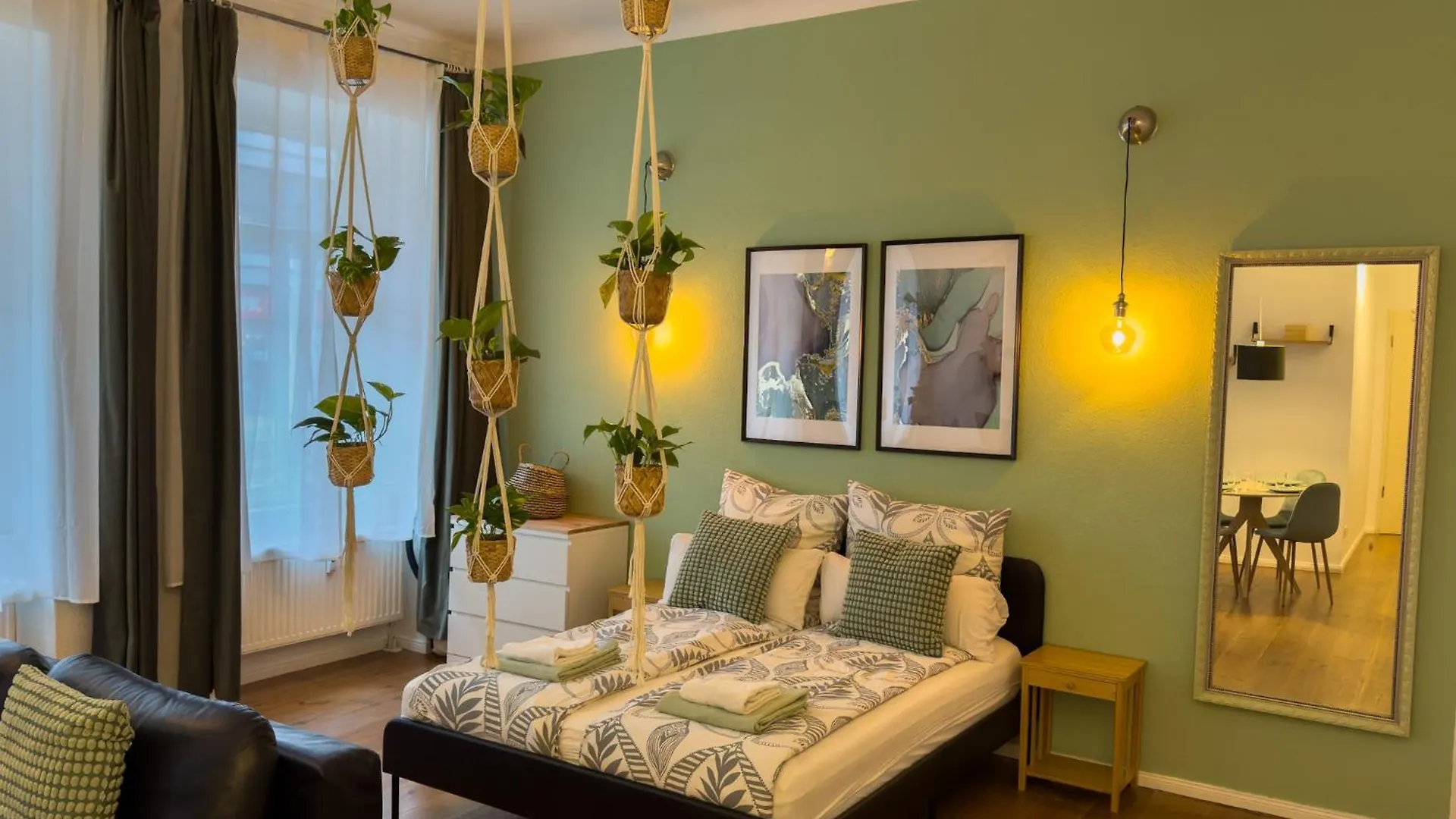 Contacts de Nice Studio In Friedrichschain Area